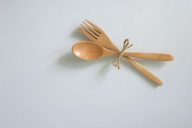 木制厨房用具勺民间孤立在白色背景上。单台餐具烹饪工艺产品视图从顶部为食品装饰和包装设计图片下载