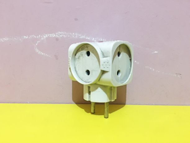 一种非常有效的四孔电源插头，通常在家里或办公室使用图片下载