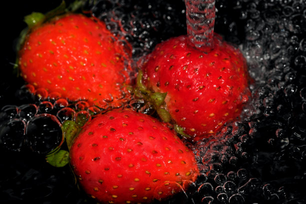 浆果在清水中清洗图片下载