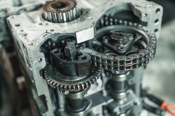 汽车引擎的链条和齿轮的特写。汽车发动机维修图片下载