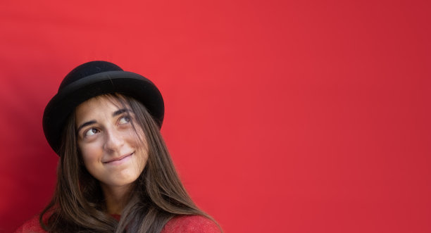 少女肖像在红色背景。横向照片，圣诞节气氛与复制空间图片下载