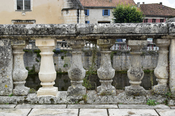 旧的石栏杆刚翻新过，可以注意到由于维修年代久远而造成的色差。图片下载