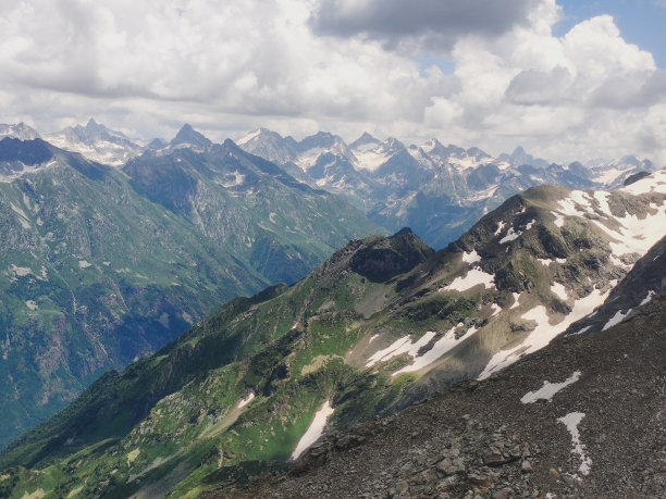 从缆车的观景台可以看到东贝山脉图片下载