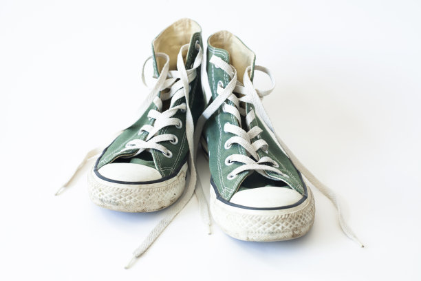 在孤立的彩色背景上给运动鞋上色。图片下载