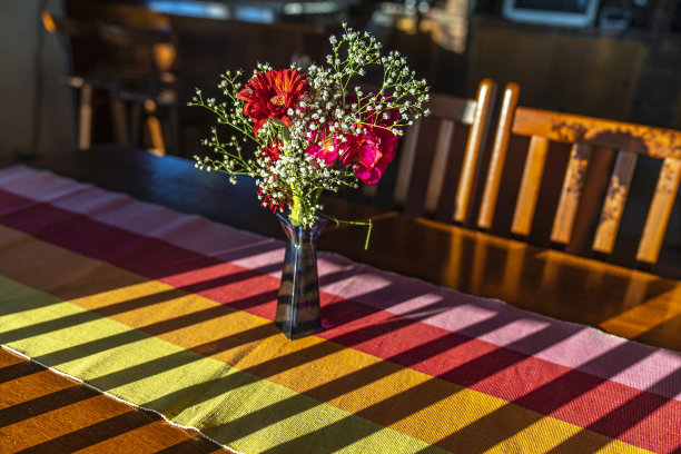 桌上有一束鲜花。图片下载