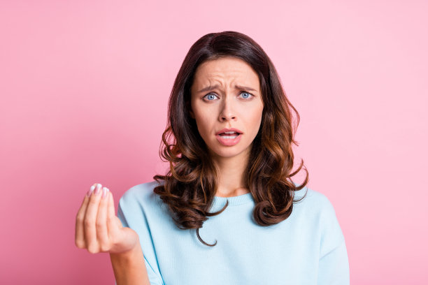 照片的年轻漂亮的女孩不高兴难过难过不高兴问钱问题破产孤立在粉红色的颜色背景图片下载