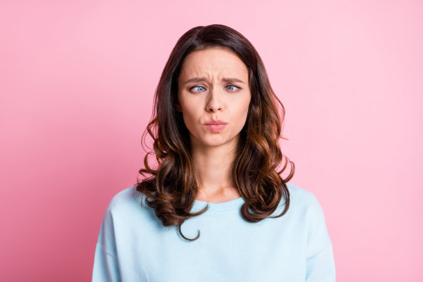 照片的年轻漂亮的女人疯狂愚弄鬼脸手表在不同的方式孤立在粉红色背景图片下载