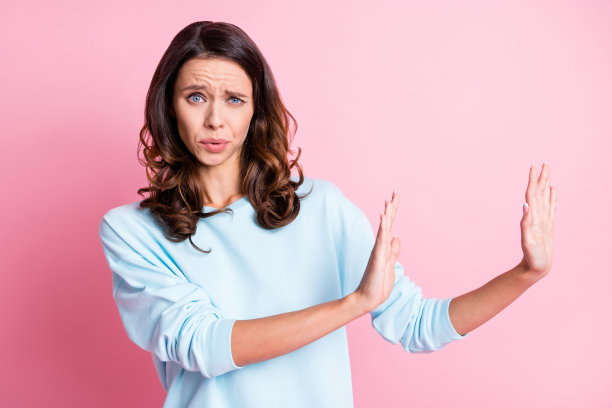 年轻女孩的照片不高兴难过不高兴显示没有停止姿态消极拒绝孤立在柔和的颜色背景图片下载