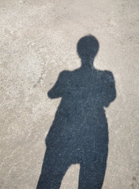 水泥地上有人影图片下载