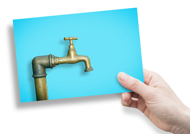 详细的水黄铜水龙头隔离的纯色背景-概念与手握明信片图片下载