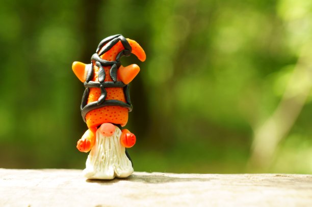 一个戴着橙色条纹帽子的侏儒。图片下载