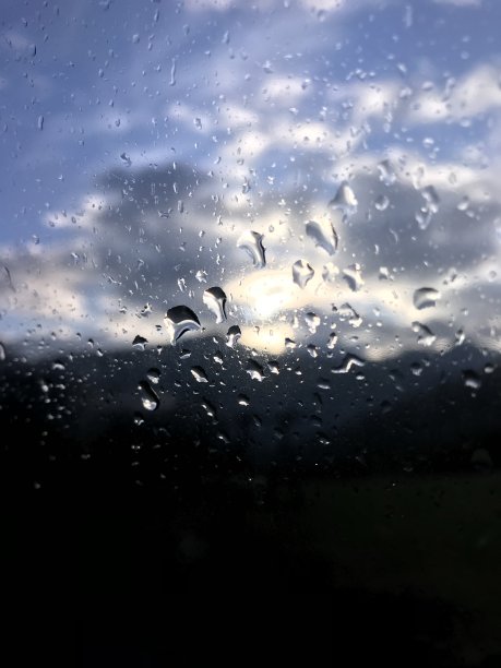 冬天下雨的窗口图片下载