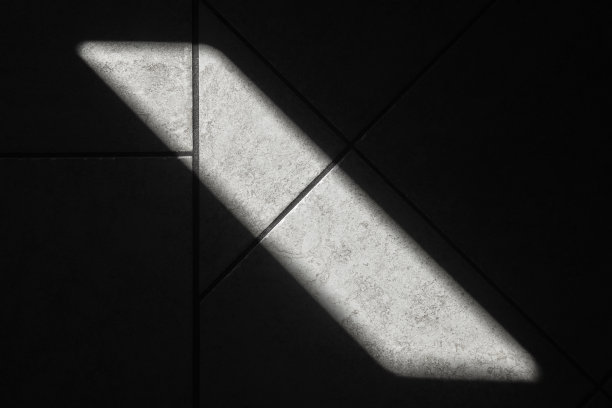 抽象的室内设计照片，阳光照射在黑暗的地板上图片下载