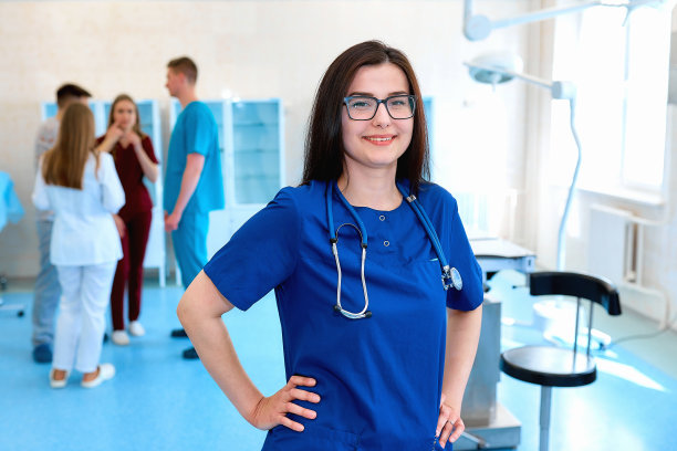 一名实习医生的肖像。医学生是专业人员。多国人民-医生，护士和外科医生。一群医科大学的毕业生在手术室里。图片下载