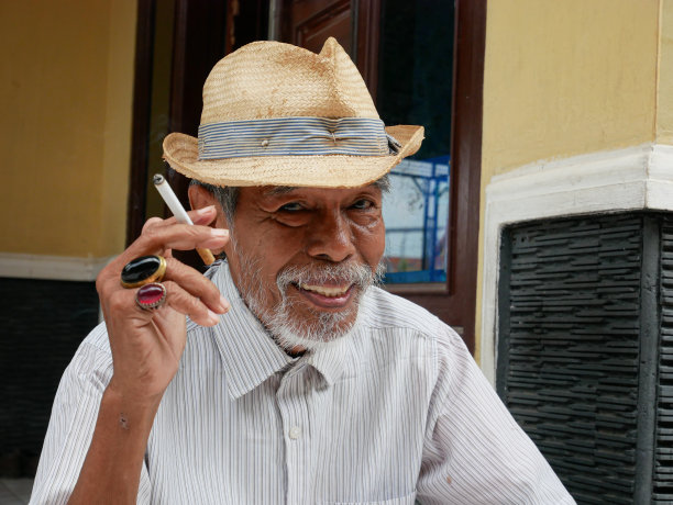 吸烟的亚洲老人的肖像图片下载