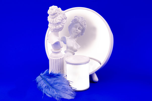 一个女孩的雕像和一个在镜子前的题字银行，一次一支笔。广告图片，横幅。图片下载