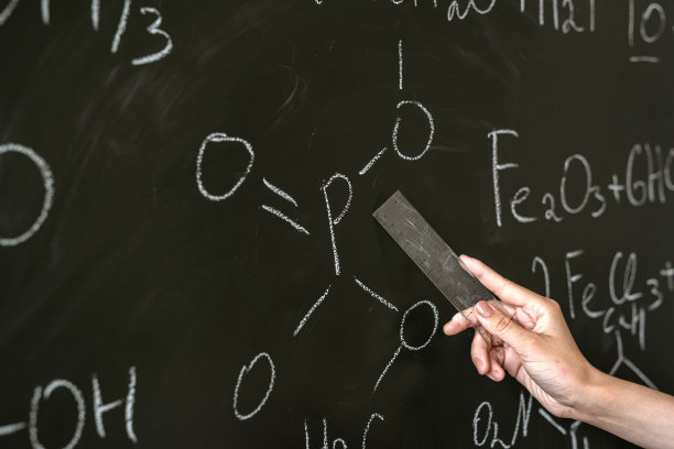 化学老师在黑板上写化学公式并讲解图片下载