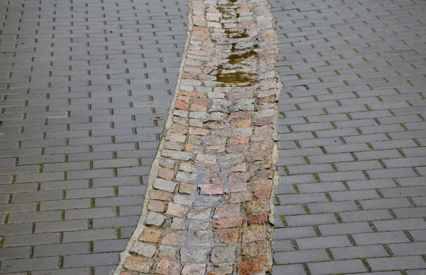 排水的混凝土地面在森林米色横铺鹅卵石排水沟中排入沟渠铺就的河床图片下载