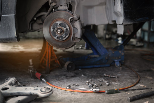 关闭盘式制动器的车辆修理。抛丸轮，用来拧开螺母的工具。内部螺丝图片下载