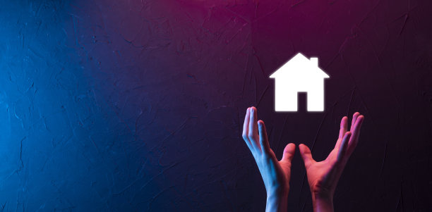 房地产概念，商人手里拿着房子的图标。房子的手。财产保险和安全概念。男人的保护姿态，房屋的象征图片下载