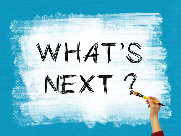 下一个概念是什么与手握笔刷在白色的背景上绘制蓝色图片下载