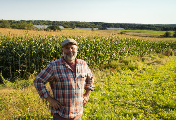 一个微笑的农民图片下载