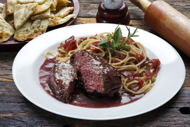 菲力牛排配意大利面图片下载