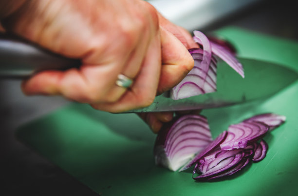 厨师在船上亲手切洋葱图片下载