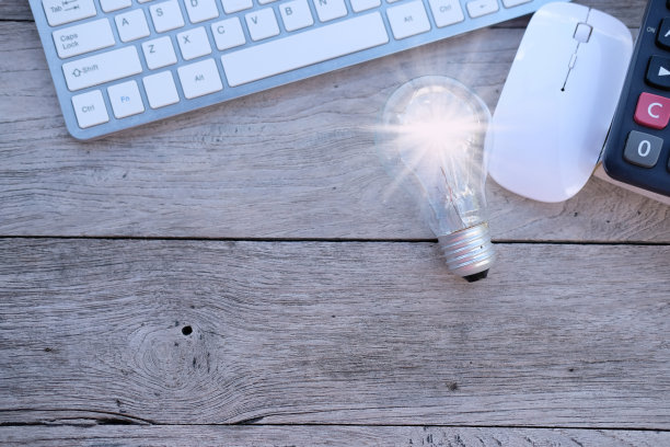 创意创新和灵感概念。木桌上的发光灯泡，概念创意与闪烁的灯泡。可持续商业发展的灵感图片下载