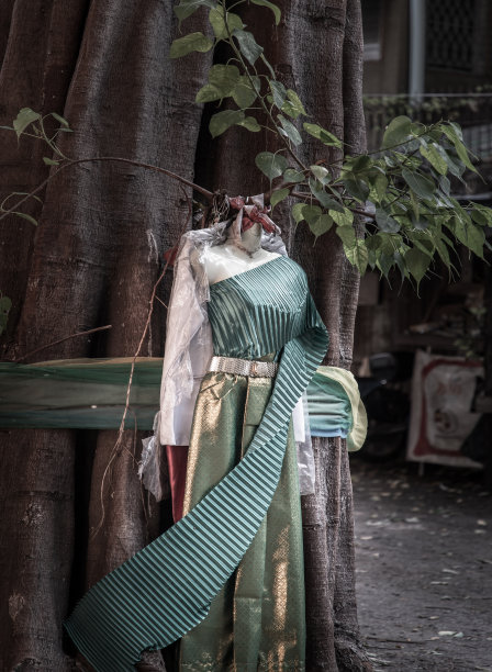 传统的泰国服装和色彩缤纷的织物包裹着大树是泰国村民的信仰。图片下载