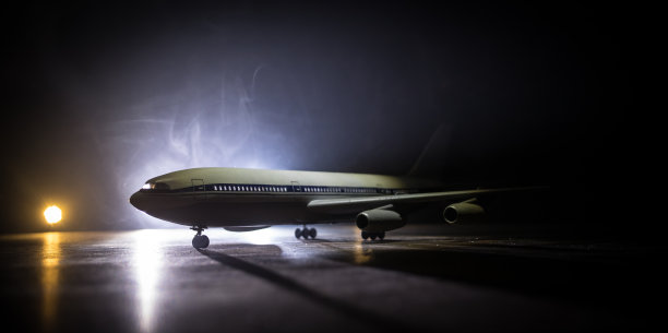 艺术品装饰。一架白色客机准备从机场跑道起飞。飞机在夜间的轮廓。图片下载