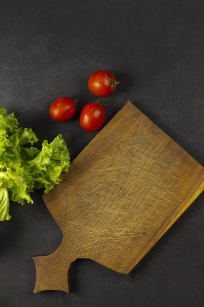 新鲜蔬菜。自制的蔬菜。新鲜的有机蔬菜。五颜六色的蔬菜。砧板。本空间图片下载