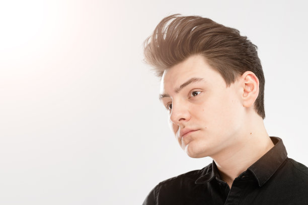 成年白人男子的肖像在工作室的黑色衬衫与白色孤立的背景。概念与复制空间。图片下载