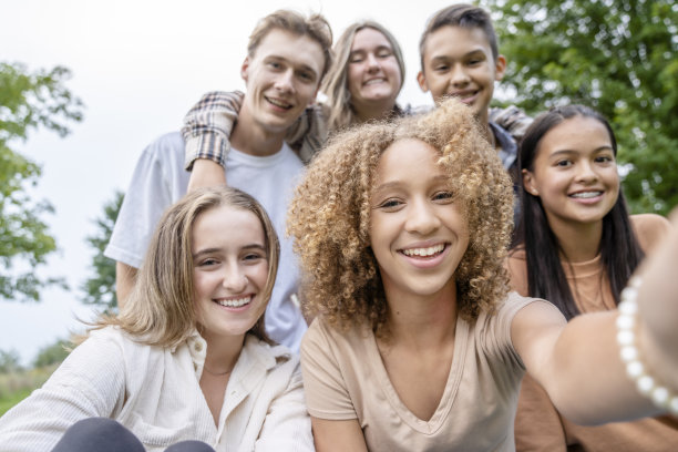 多民族高中生的自拍图片下载