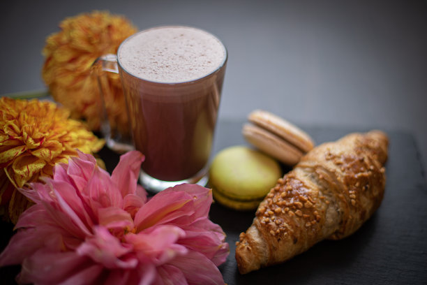 舒适的咖啡馆里有牛角面包和咖啡图片下载