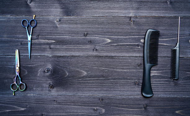 木制背景的美发师工具。木桌俯视图，配有剪刀和梳子，空间自由。理发店,男子气概概念图片下载