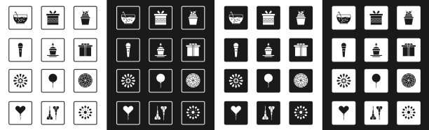 用燃烧的蜡烛装饰蛋糕，卡拉ok麦克风图片下载