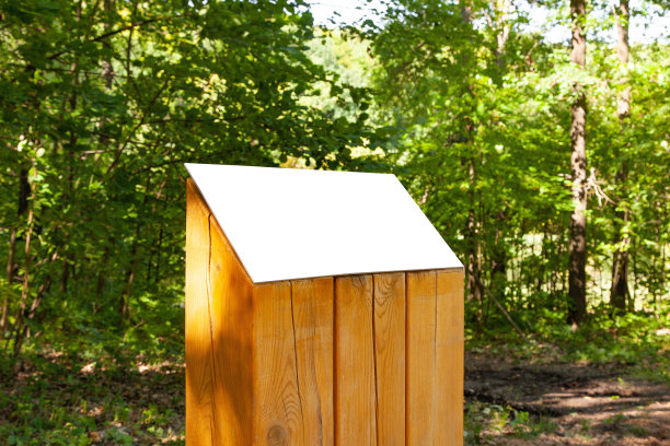 公园草地上木架上空白的横向信息标志图片下载