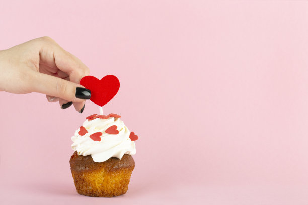 粉色背景的心形纸杯蛋糕，用来发短信的地方，情人节图片下载