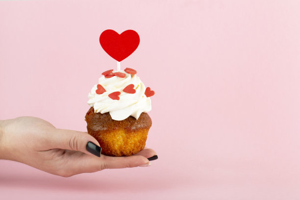 粉色背景的心形纸杯蛋糕，用来发短信的地方，情人节图片下载