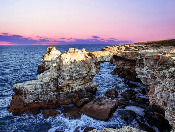 保加利亚秋尼诺沃日落时的自然地标图片下载