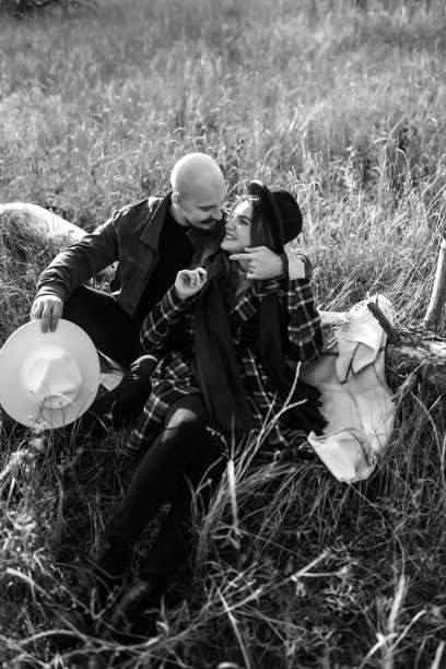 黑白照片，浪漫的情侣在秋天的公园散步。图片下载