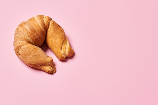 月亮形状的传统法国羊角面包在孤立的背景与复制空间。水平的照片。视角。食品和健康概念。图片下载