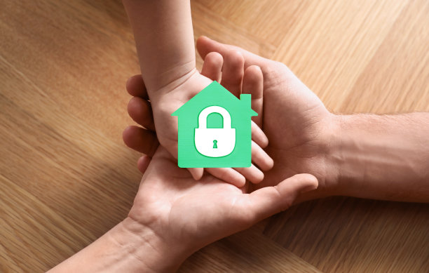 家庭安全的概念。家庭在室内，特写图片下载