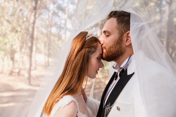 新娘和新郎在一起，睁大眼睛互相注视着。结婚的概念图片下载