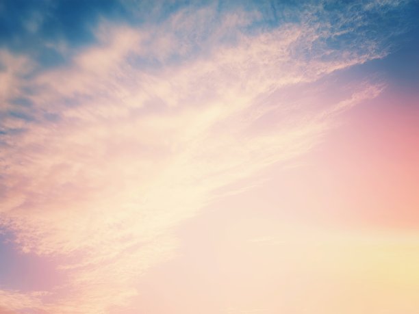 梦幻般的天空背景与复制空间图片下载