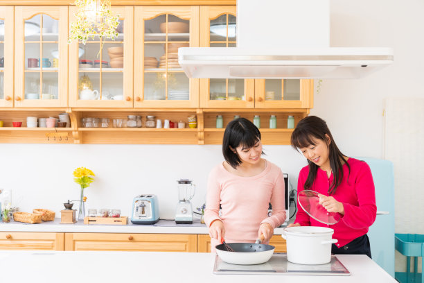 父母和女儿一起做饭图片下载