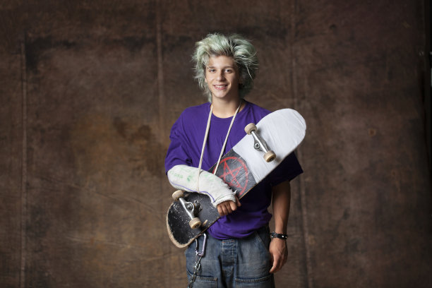 一个断了胳膊和滑板的小男孩图片下载