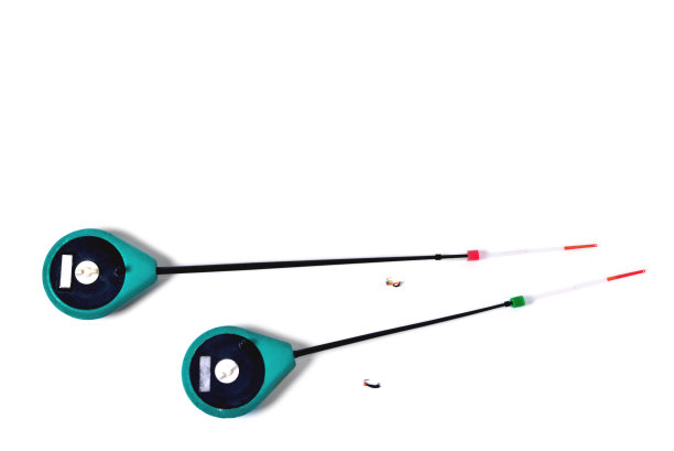 在白色背景上安装了冬季钓鱼的钓竿，特写镜头，用于铭文的地方图片下载