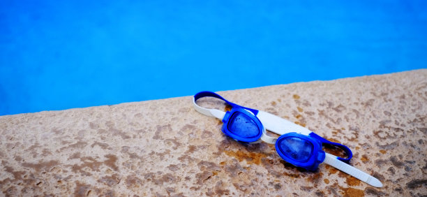 细节蓝色泳镜夏季清凉清凉泳池旁图片下载